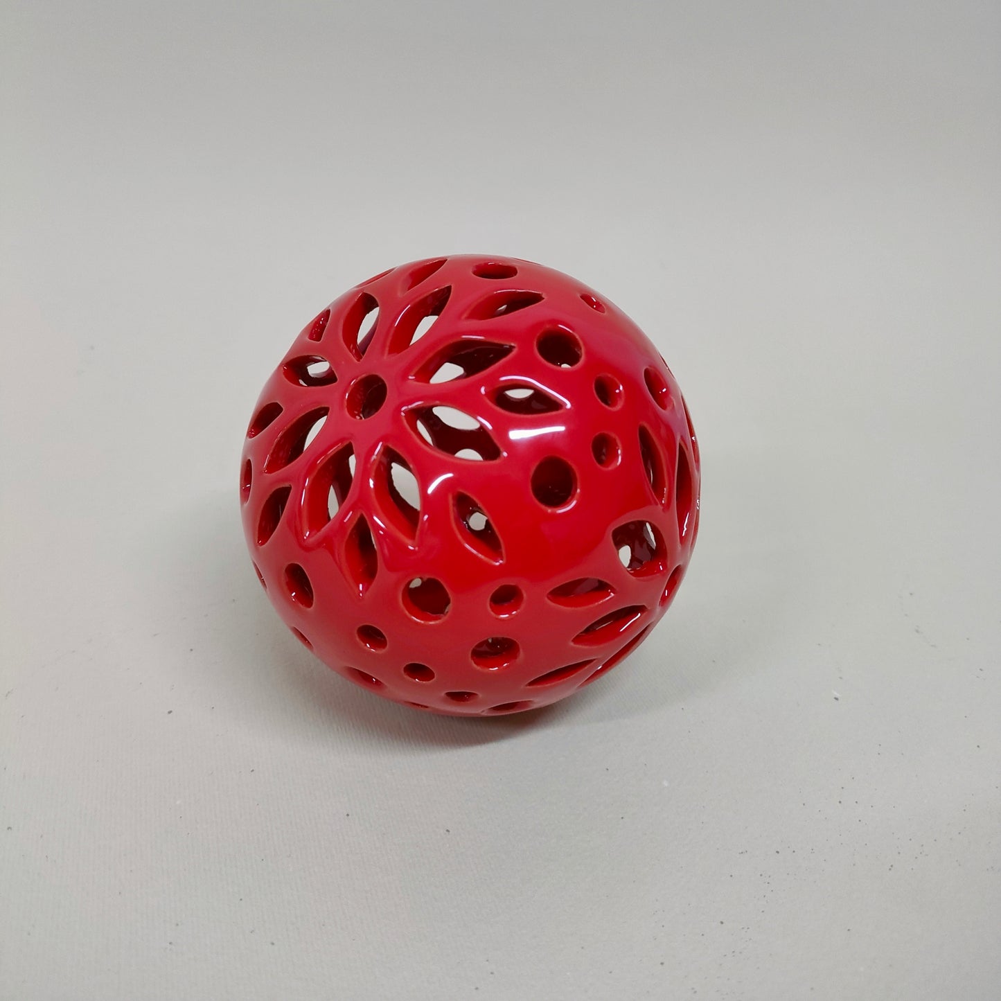 Palla di Natale Traforata Rossa 15cm