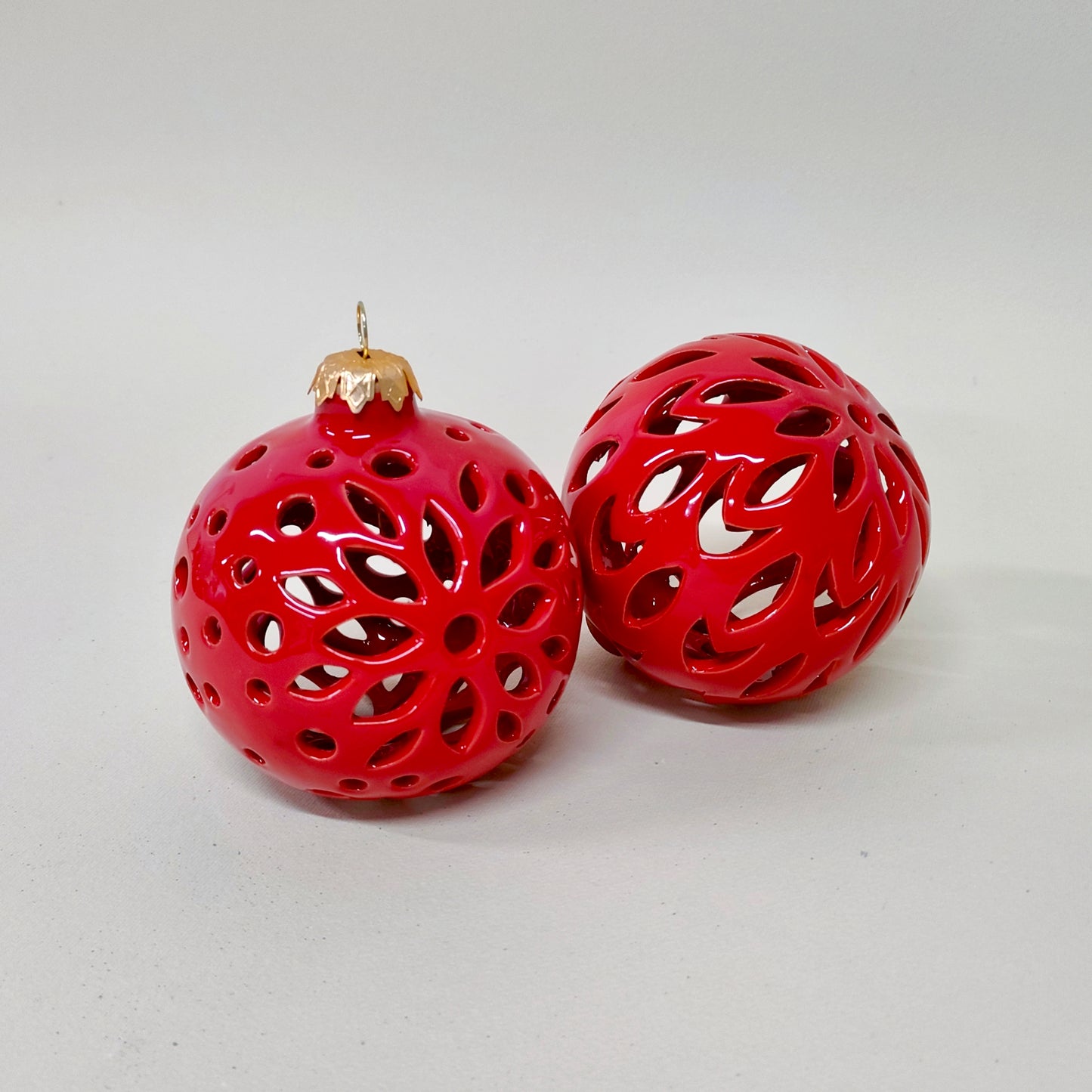 Palla di Natale Traforata Rossa 15cm